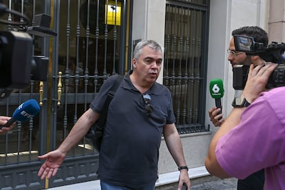 El exsecretario de Organización del PSOE Santos Cerdán, a la salida de su domicilio, este miércoles en Madrid. 