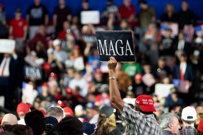 Asistentes al mítin de Donald Trump vitorean al presidente