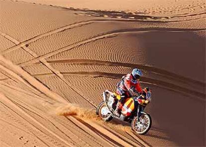 Isidre Esteve pilota su moto entre las dunas durante la etapa de ayer.