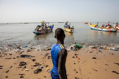 Cayucos en Mbour, Senegal, el 10 de noviembre de 2023.