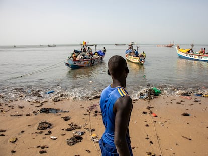 Cayucos en Mbour, Senegal, el 10 de noviembre de 2023.