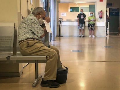 Un hombre esperaba a ser atendido en julio en el Hospital Infanta Sofia, de San Sebastián de los Reyes (Madrid).
