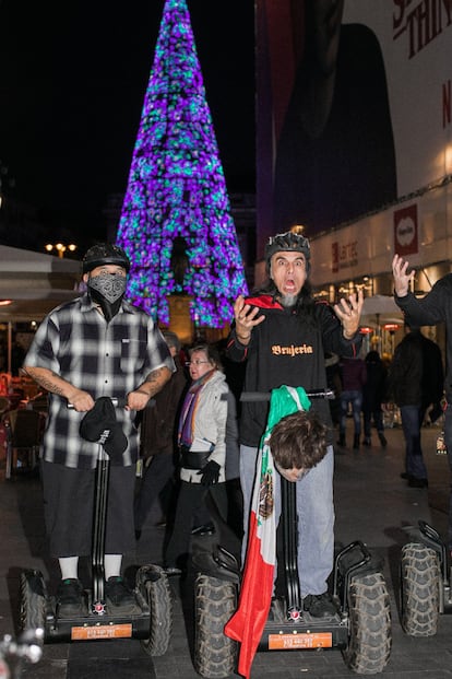 Impagable ver a los autores de canciones tan bestias como 'Matando güeros', 'La Migra', 'La Ley De Plomo', 'Colas de Rata', 'Echando Chingasos' o 'Revolución' haciendo slalom entre las hordas de tristas con buenos deseos, árboles gigantes y villancicos navideños.