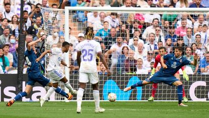 Rodrygo Goes, del Real Madrid, marca el primer gol del equipo.