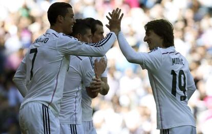 Cristiano celebra con Modric tras marcar uno de sus goles al Granada.