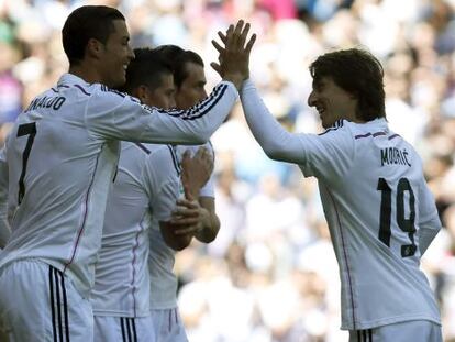 Cristiano celebra con Modric tras marcar uno de sus goles al Granada. 