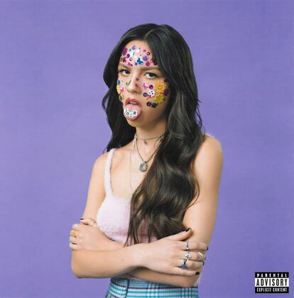 La cantante Olivia Rodrigo aparece en la portada de su álbum Sour con el rostro repleto de pegatinas de diferentes formas y colores.