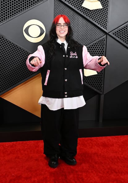 Billie Eilish pasó de los convencionalismos propios de la alfombra roja y acudió con una chaqueta 'bomber' de 'Barbie' y unos pantalones negros de la firma Chrome Hearts. Fue una de las grandes triunfadoras de la noche gracias a su trabajo en la banda sonora de la película.