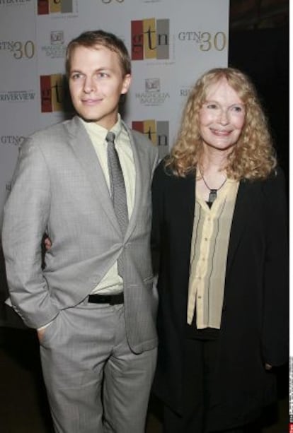 Ronan Farrow y Mia Farrow en febrero de 2012.