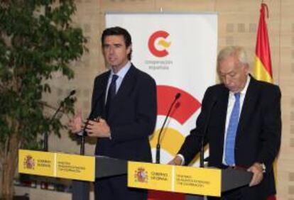 El ministro de Industria, Energía y Turismo, José Manuel Soria (i), y el de Asuntos Exteriores y Cooperación, José Manuel García-Margallo (d), explican ante los medios de comunicación el acuerdo que han firmado esta tarde para destinar ayudas a las ONG dedicadas a la cooperación al desarrollo (ONGD) para que implanten las nuevas tecnologías y puedan prestar sus servicios "de manera más eficaz y eficiente".