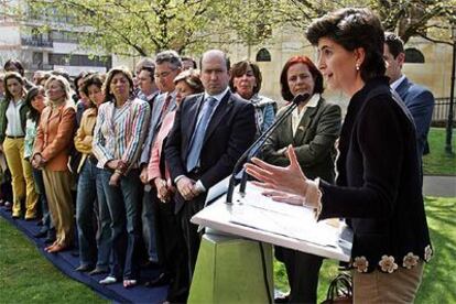 María San Gil, junto a Loyola de Palacio y otros miembros del PP en la Casa de Juntas de Gernika.