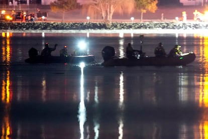 Personal de rescate en el río Potomac, durante las tareas de búsqueda de víctimas. 