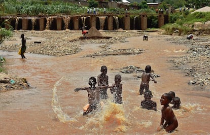 Unos niños juegan con agua en Bujumbura.