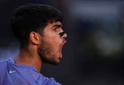 Alcaraz celebra un punto durante la final en el Foro Itálico de Roma.