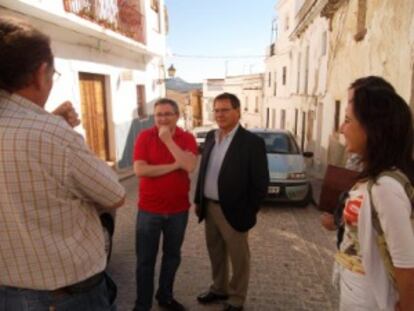 Julio Toscano, a la derecha, en Alcalá de los Gazules.