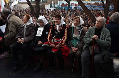 Abuelas de Plaza de Mayo aguardan el veredicto de un juicio por cr&iacute;menes de lesa humanidad en Mendoza, el pasado julio.