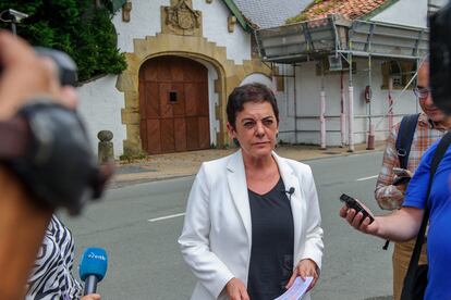 La portavoz de EH Bildu en el Congreso, Mertxe Aizpurua, ofrece declaraciones a los medios frente al edificio Palacio de la Cumbre, a 29 de junio de 2022, en San Sebastián, Guipúzcoa, País Vasco (España).