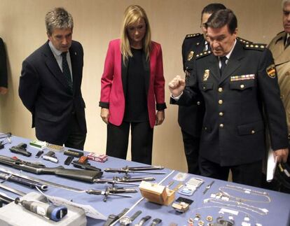 De izquierda a derecha, Cosidó, Cifuentes y Alfonso Fernández Díez, dan cuenta de una operación policial en marzo de 2013