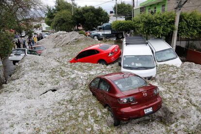Vista general de los daños por la acumulación de granizo en las calles de Guadalajara (México).