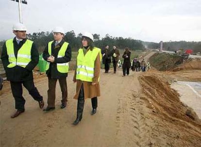 María José Caride ayer en su visita a las obras de reparación de la Vía del Salnés.