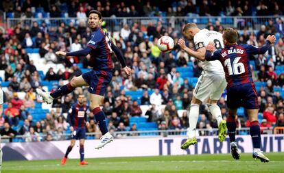 Benzema marca de cabeza el primer gol.