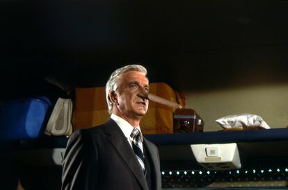 Cuando Leslie Nielsen intenta explicar a los pasajeros del avión de 'Aterriza como puedas' que todo va bien y no hay ningún problema, ocurre esto.