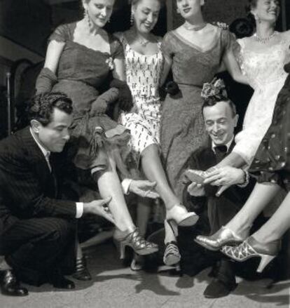 Antes de lanzar sus propias l&iacute;neas de ropa, la marca colaboraba con otros dise&ntilde;adores. En 1951, Ferragamo calz&oacute; un desfile de varias firmas en Florencia. 