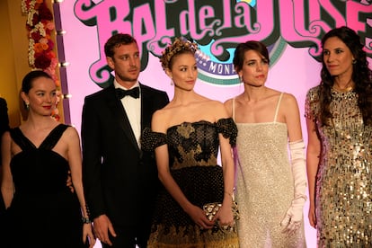 Tres de los hijos de la princesa Carolina de Mónaco posan a la entrada del baile de la Rosa en el Sporting Monte-Carlo de Mónaco. En la imagen, Alejandra de Hanóver, Pierre Casiraghi junto a su mujer, la periodista italiana Beatrice Borromeo, Carlota Casiraghi y Tatiana Santo Domingo, esposa de Andrea Casiraghi. Carlota acudió al evento sola, sin su marido, el productor de cine Dimitri Rassam.  