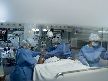 Personal sanitario asiste a un enfermo de covid-19 en el Hospital Clinic (Barcelona).