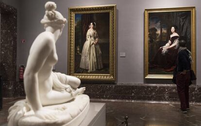 La sala del Museo del Prado donde cuelga el retrato de 'Josefa del Águila y Ceballos, luego marquesa de Espeja' (izquierda) junto con el de 'Sabina Seupham Spalding', ambos de Federico de Madrazo. En primer término una escultura de Sabino de Medina.