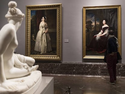 La sala del Museo del Prado donde cuelga el retrato de 'Josefa del Águila y Ceballos, luego marquesa de Espeja' (izquierda) junto con el de 'Sabina Seupham Spalding', ambos de Federico de Madrazo. En primer término una escultura de Sabino de Medina.