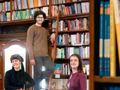 De izquierda a derecha, María Treviño, Pablo Cerezo y Érika Ambrosio, los libreros de Pérgamo.