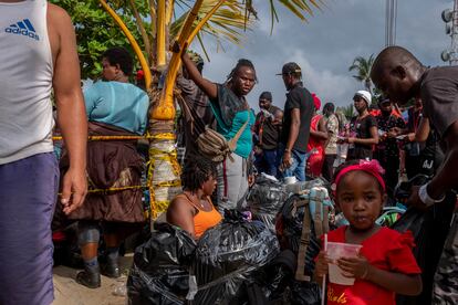 Haitian migrants waiting for help in Necoclí. 