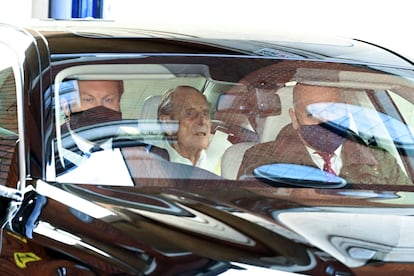 Felipe de Edimburgo abandona en coche el hospital King Edward VII en Londres, este martes 16 de marzo.