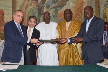 José Luis Sáez, Albert Soler y representantes del gobierno de Dakar, en la firma del acuerdo