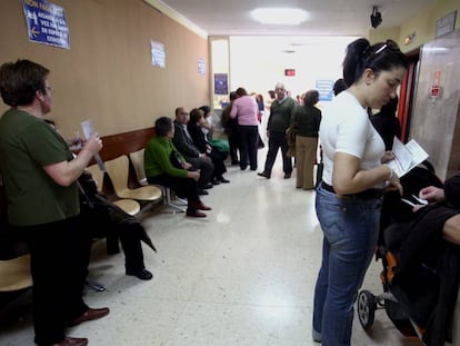 Varios pacientes esperan a que se les cite para que les den fecha para consulta m&eacute;dica en la Residencia Cristal Pi&ntilde;or. 
 
 
 