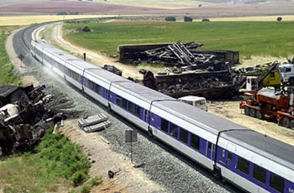 Un tren Talgo de la línea Cartagena-Madrid, ayer, a su paso por el lugar del siniestro del martes.