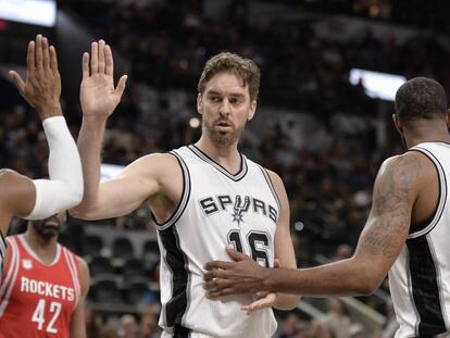 Pau Gasol, felicitado por Mills.