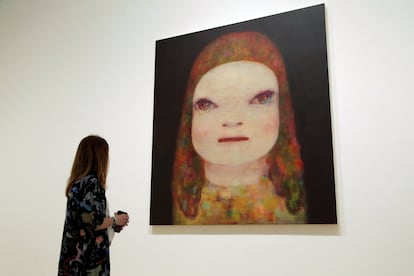 Una mujer contempla 'Lágrimas de medianoche', de Yoshitomo Nara, en Guggenheim Bilbao, en junio.