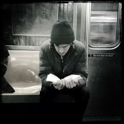 Un joven lee un libro en un vagón del metro, 13 de marzo de 2014.