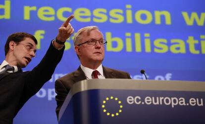 El comisario europeo de Asuntos Económicos y Monetarios, Olli Rehn con su portavoz, Amadeu Altafaj.