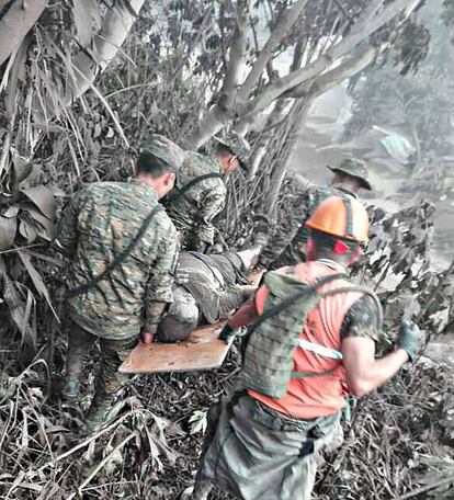 Treballs de rescat sota la pluja de cendra a El Rodeo, el 3 de juny.