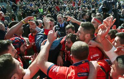 Los jugadores de Espa&ntilde;a celebran la victoria con el rey Felipe VI.