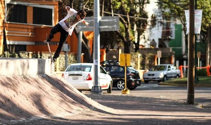 Patricio Sodi ejecuta un 'blunt to frontside' en la plaza de San Agustín, en la colonia Polanco, un barrio rico de México DF. "Polanco es de mi 'top' de lugares, por la arquitectura, pero el problema es que allá está todo súper cuidado y vigilado", cuenta 'El Chango' Leal.