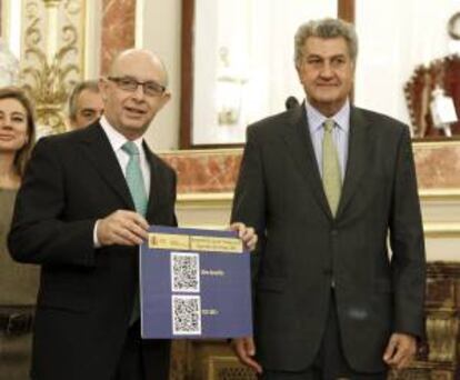 El ministro de Hacienda y Administraciones Públicas, Cristóbal Montoro, junto al presidente del Congreso, Jesús Posada (d), el pasado sábado antes de entregar el proyecto de ley de los Presupuestos Generales del Estado para 2013.