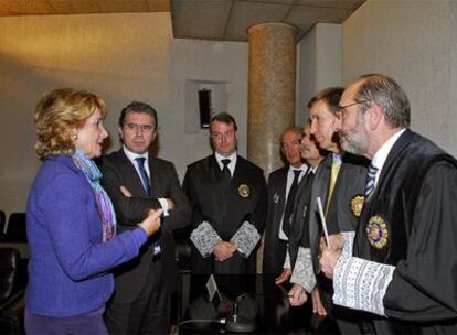 La presidenta Aguirre y el consejero Granados, junto al presidente del Tribunal Superior de Justicia de Madrid, Javier María Casas, y el fiscal jefe de Madrid, Manuel Moix (los dos primeros a la derecha).