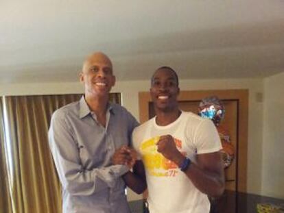 Abdul-Jabbar y Howard posan juntos.