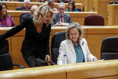 La vicepresidenta segunda del Gobierno de España en funciones, Yolanda Díaz, y la vicepresidenta del Gobierno de España en funciones, Nadia Calviño, este martes en el Pleno del Senado