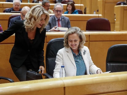La vicepresidenta segunda del Gobierno de España en funciones, Yolanda Díaz, y la vicepresidenta del Gobierno de España en funciones, Nadia Calviño, este martes en el Pleno del Senado