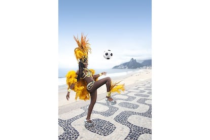 Una bailarina de samba juega al fútbol en la playa de Ipanema de Río de Janeiro. La bailarina mueve el balón sobre la famosa calzada concebida por el arquitecto y paisajista Roberto Burle Marx (1909-1994), que creó para los paseos marítimos de las playas de Copacabana e Ipanema un pavimento geométrico de basalto negro y calcita blanca siguiendo la tradición portuguesa.